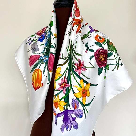 Display #1 New Gucci Scarf Iconic Flora Print White Silk Wrap - Picture 5 of 14